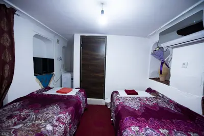 بومگردی عمارت قاجاریه - واحد یک دری