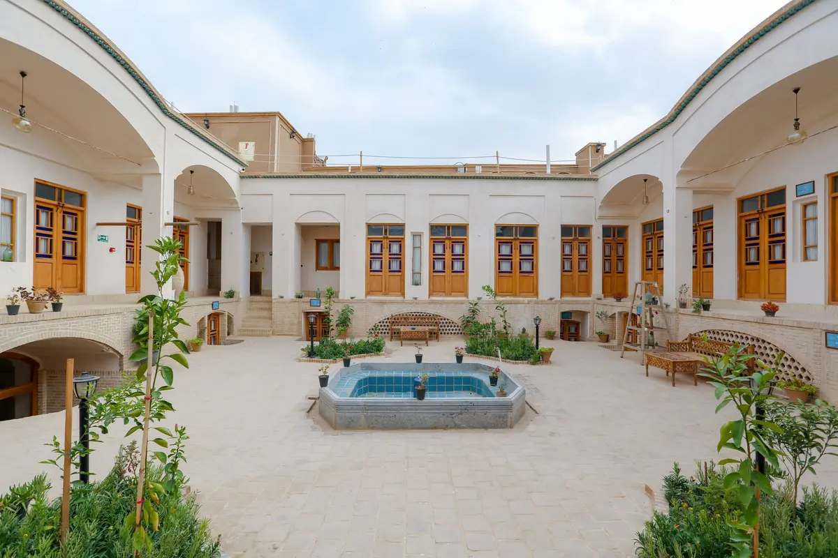 اقامتگاه سنتی میرزا تقی خان واحد پاچنگ