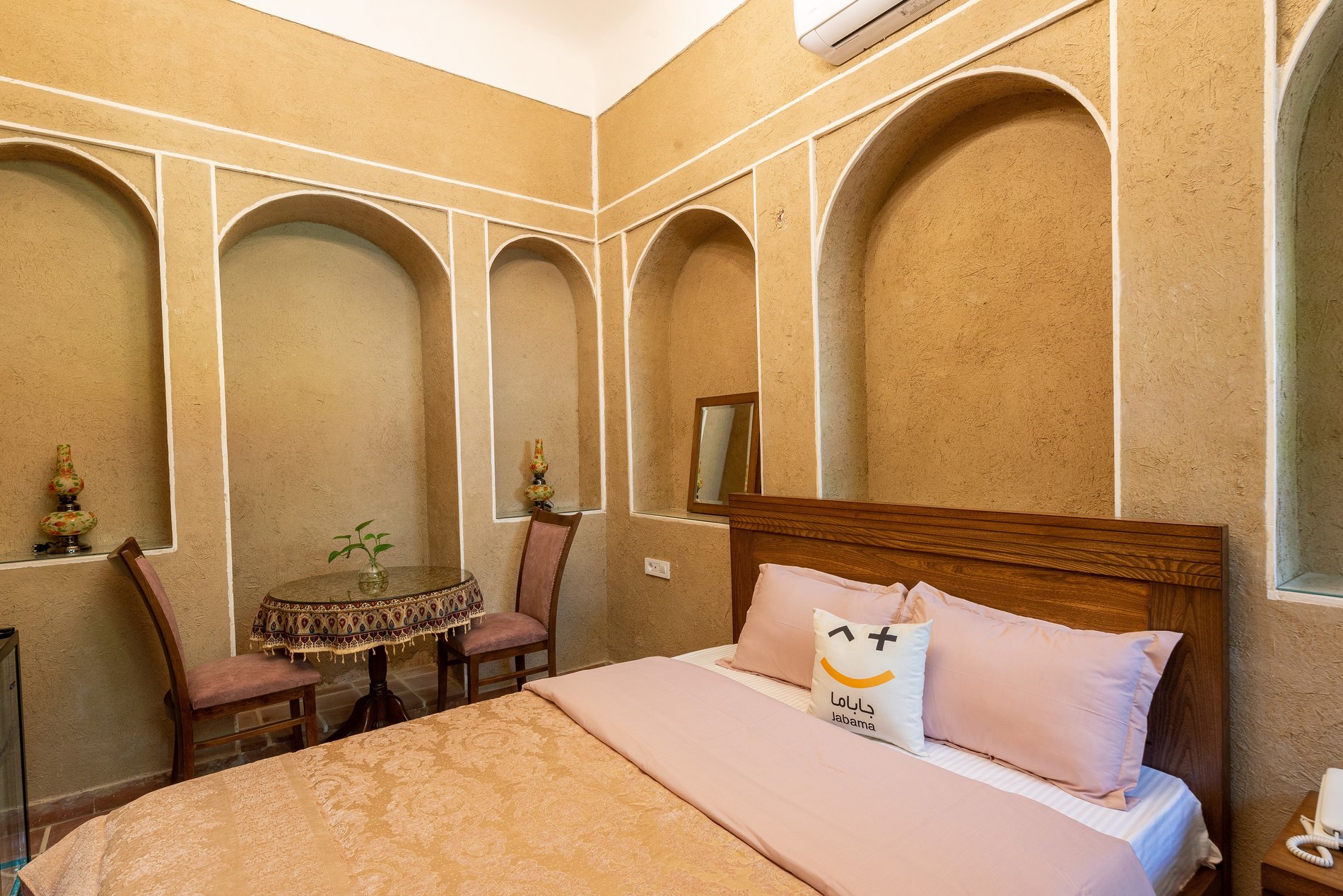 هزار و یک شب چهارباغ - واحد دنیازاد