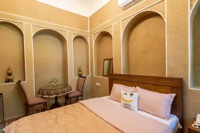 اقامتگاه سنتی هزار و یک شب چهارباغ - واحد دنیازاد