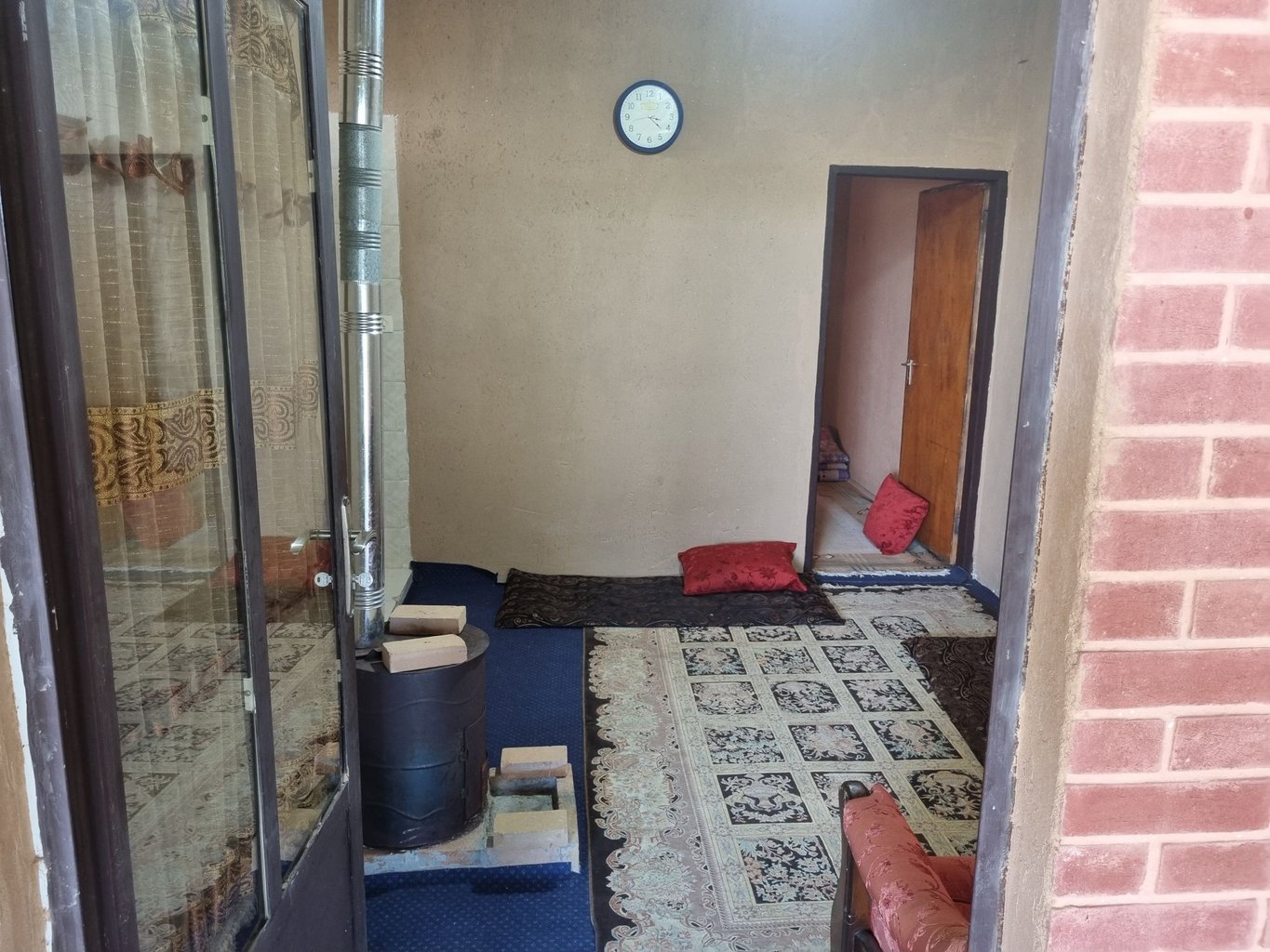 بوم گردی یک خوابه آریا مهر برفی - نمایی از تراس به حال و اتاق ۳در۴