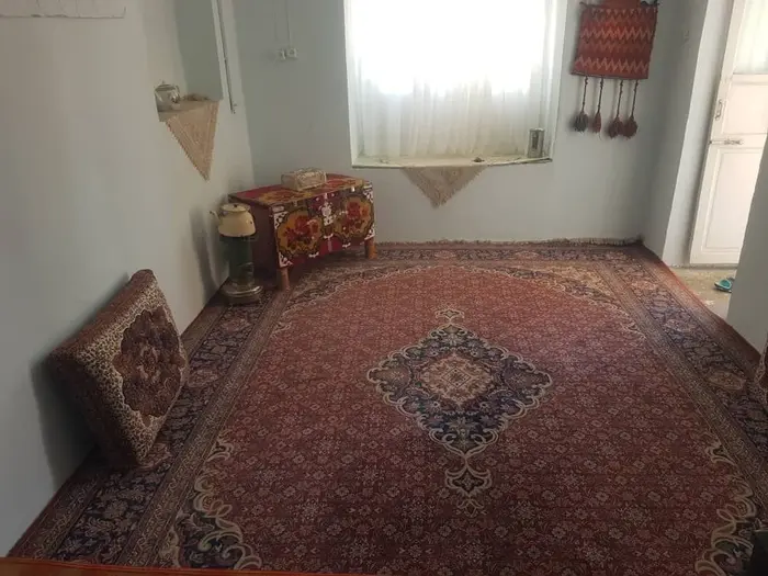 بوم گردی خونه ایوونی - واحد قالی