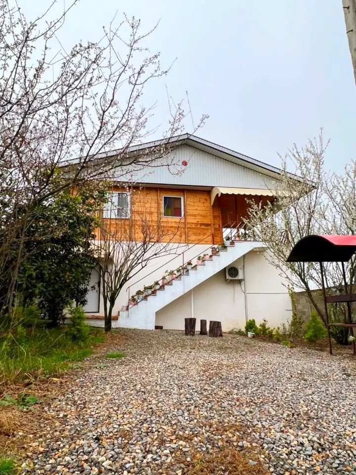 کلبه دوخوابه چوبی سیاهمرد - حیاط