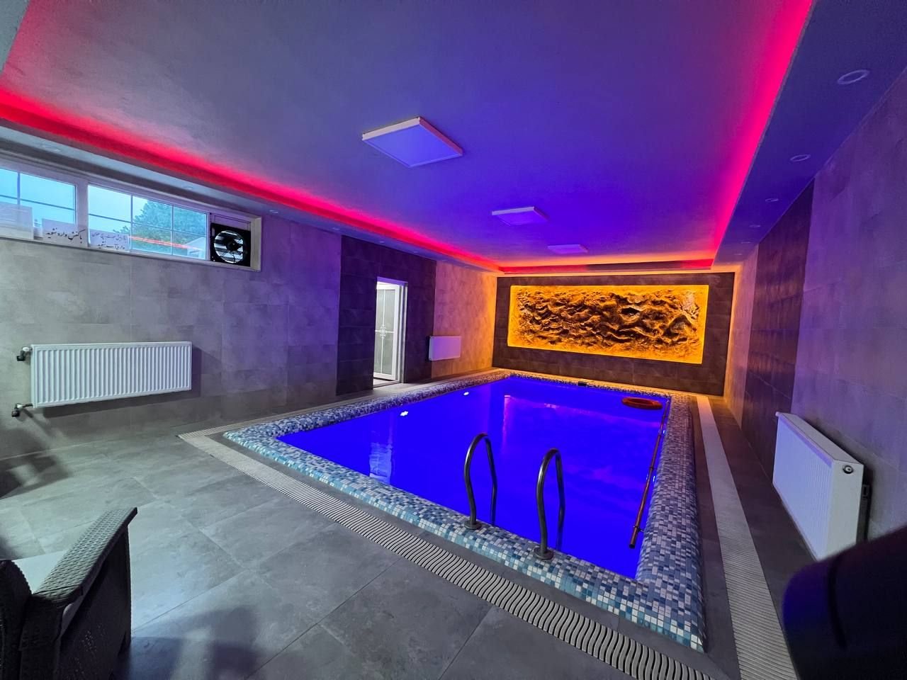 ویلا چهارخوابه استخردار آبگرم جنگلی باغ سفید