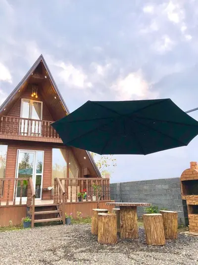 کلبه یک خوابه جنگلی سوئیسی دریاچه