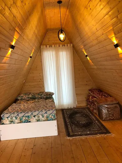 کلبه یک خوابه جنگلی سوئیسی دریاچه