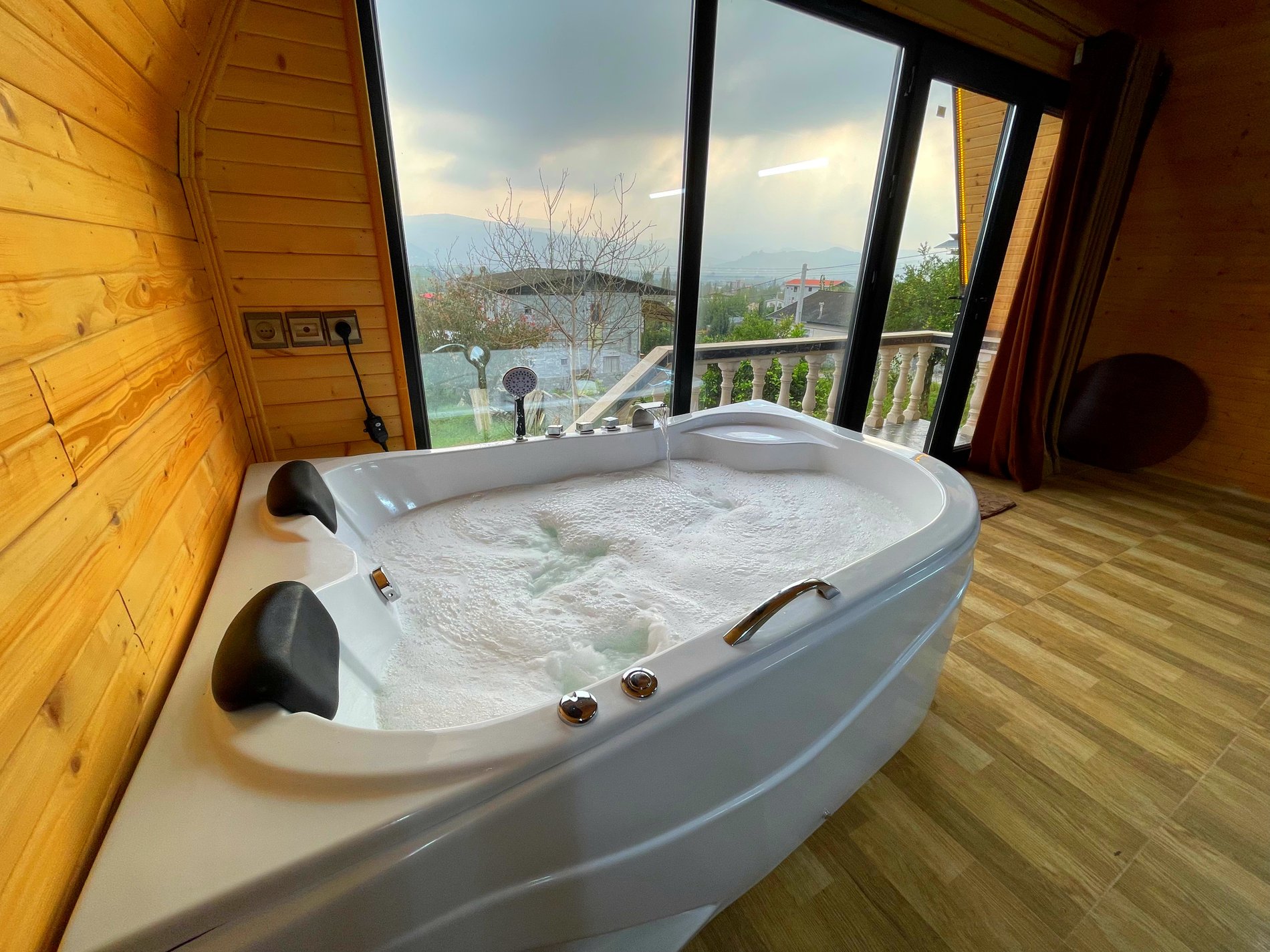 یک خوابه سوئیسی جکوزی دار بهشت پدری ۲