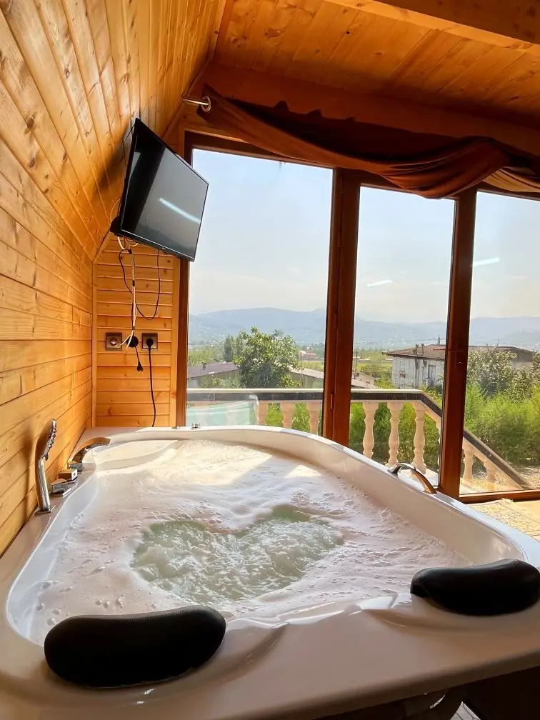 کلبه یک خوابه سوئیسی جکوزی دار بهشت پدری 1