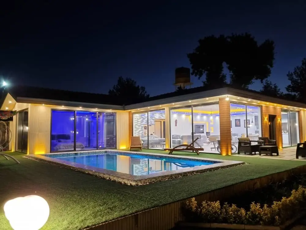 ویلا چهارخوابه استخردار آبگرم درخشان