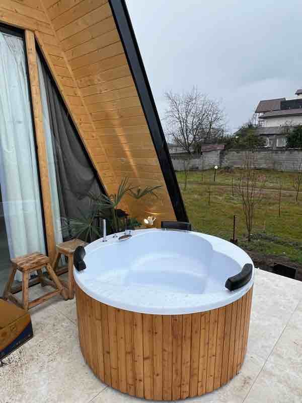 کلبه مدرن رو به دریا