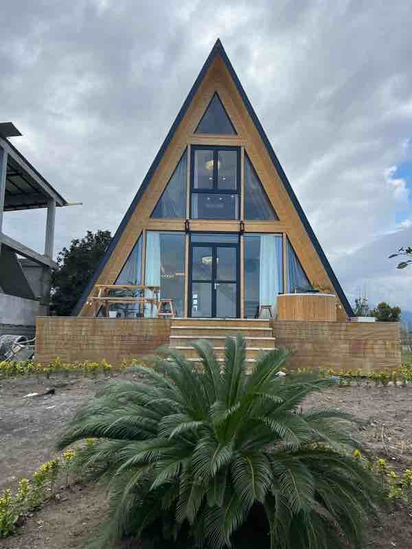 کلبه مدرن رو به دریا - نمای کلی