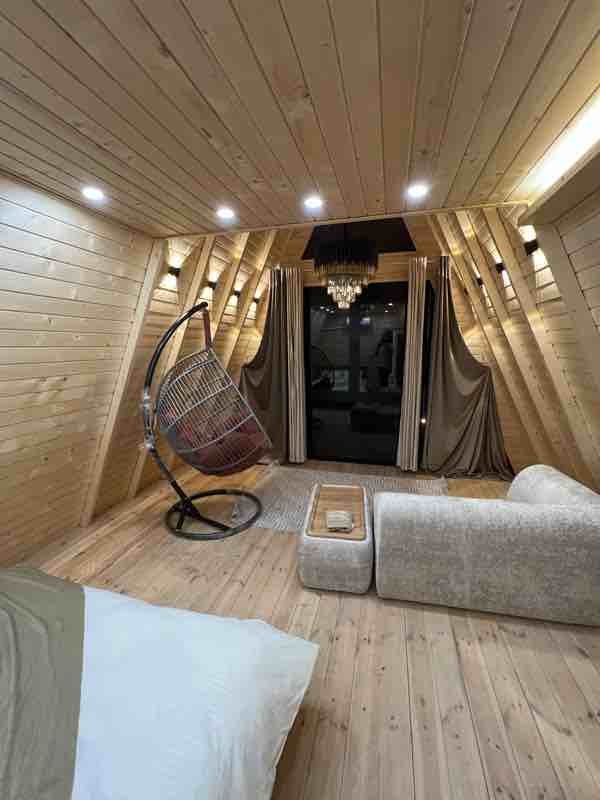 کلبه مدرن رو به دریا