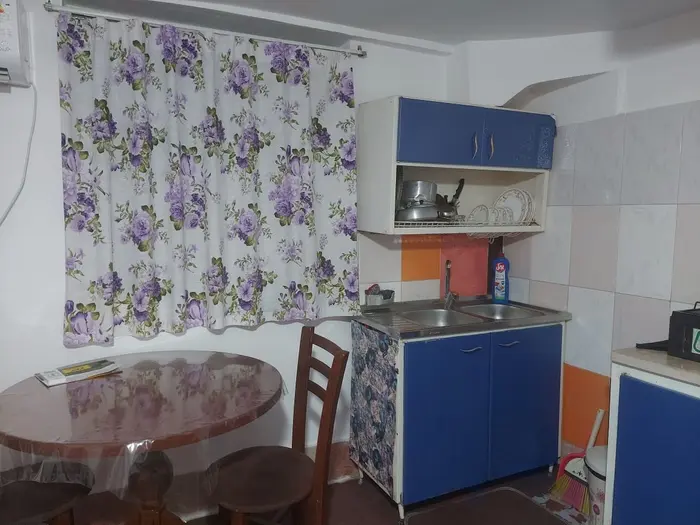 سوئیت فلت کریمی 1 - سینک ظرفشویی،پنجره و میز غذاخوری