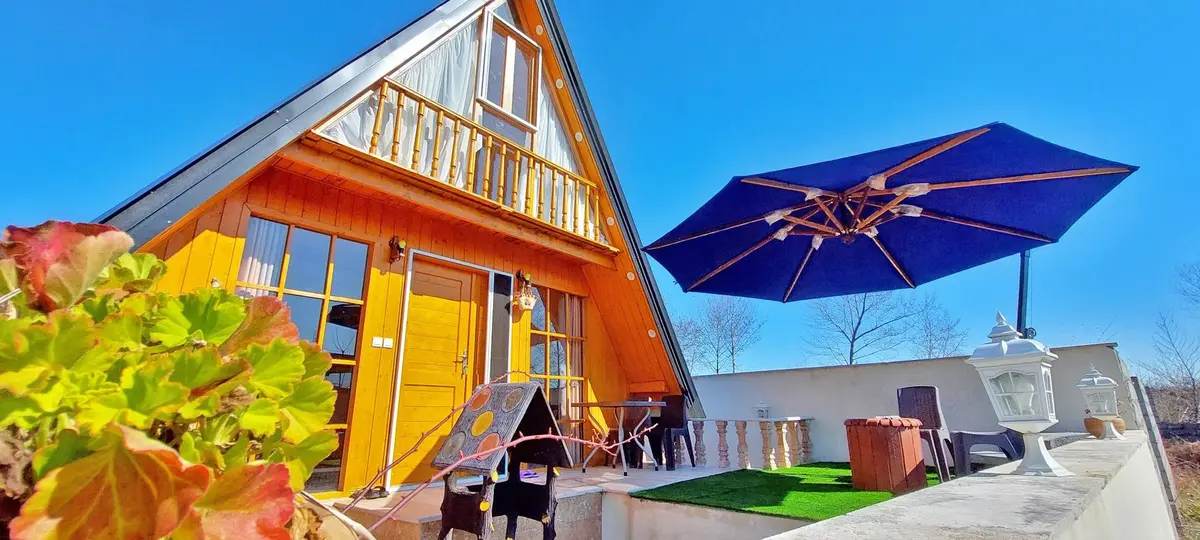 کلبه دوخوابه چوبی جنگلی گیتی