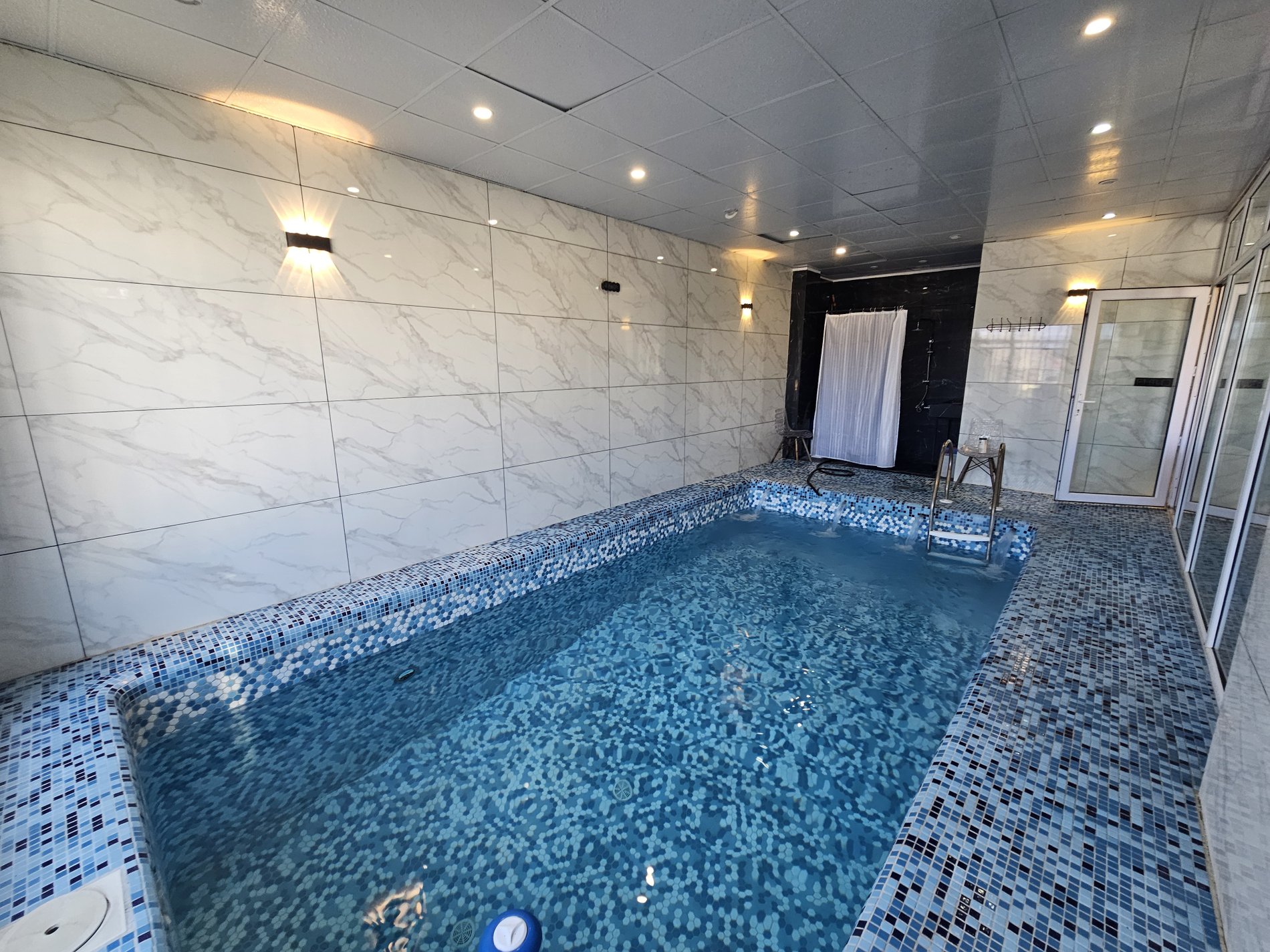 ویلا دوخوابه استخردار آبگرم ایدآل نکو