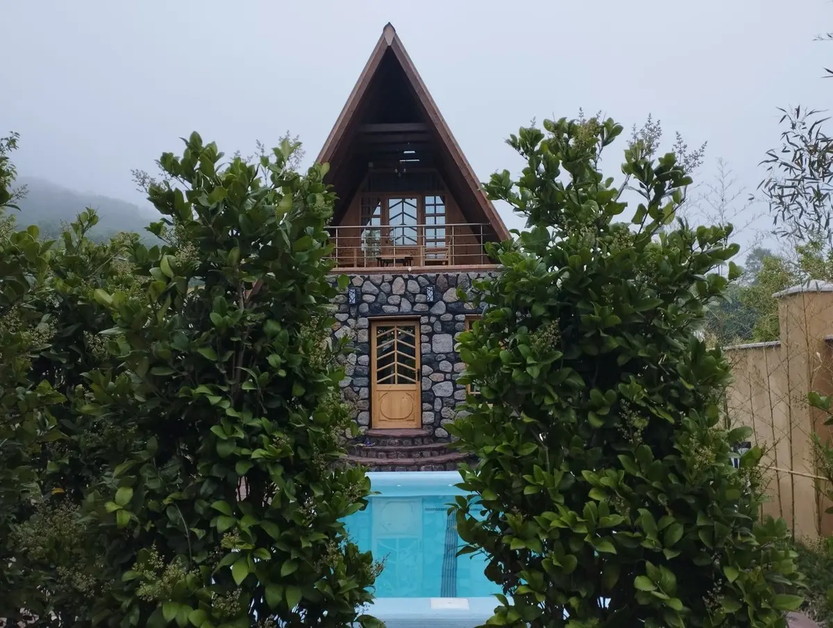 کلبه دوخوابه استخردار آبگرم دوهزار - نمای کلی کلبه