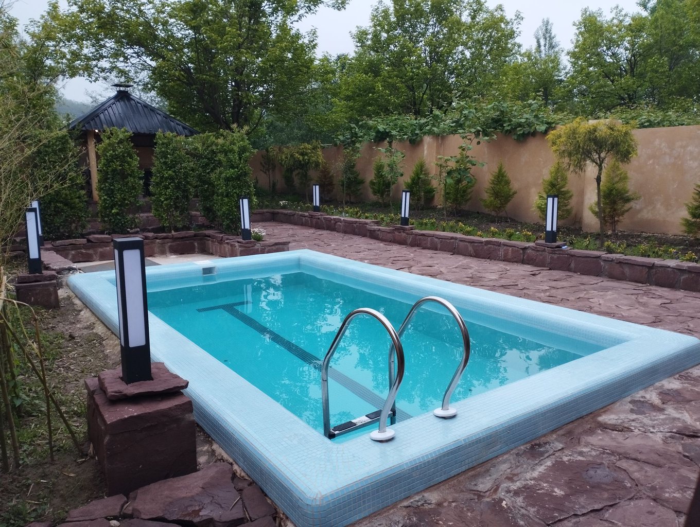 کلبه دوخوابه استخردار آبگرم دوهزار