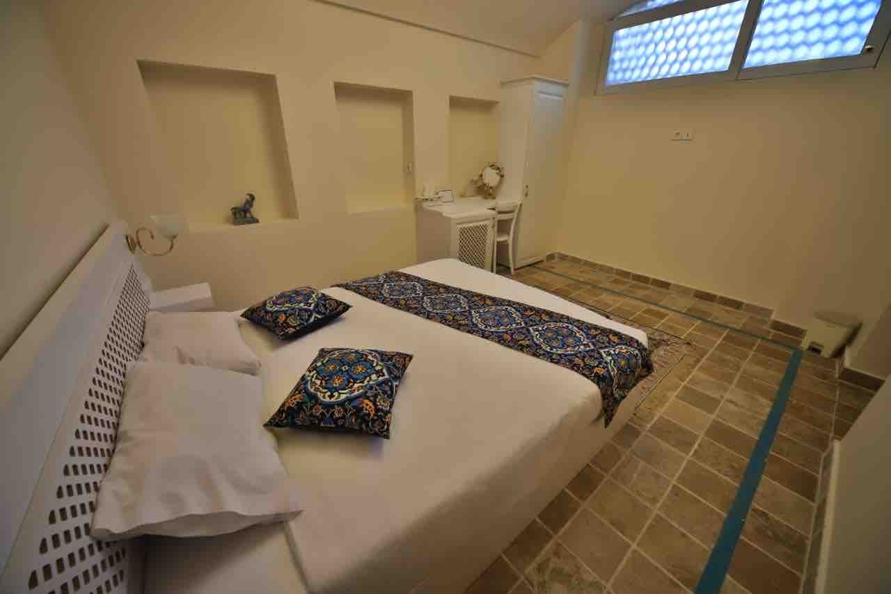 یاسمین راهب - واحد دوتخته ١٠٤