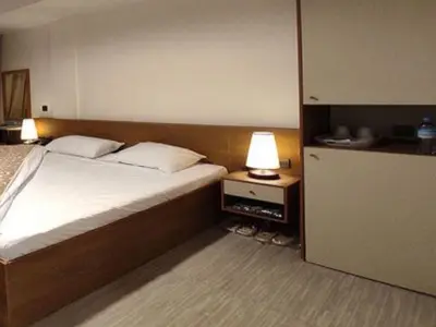 مسافرخانه شهریارنوین - واحد سه تخته ۲ کارگرجنوبی