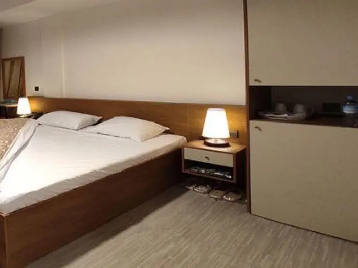 مسافرخانه شهریارنوین - واحد سه تخته ۲ کارگرجنوبی