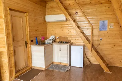 کلبه یک خوابه سوئیسی جنگلی فانوس 1