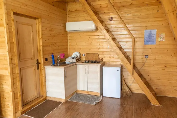 کلبه یک خوابه سوئیسی جنگلی فانوس 1