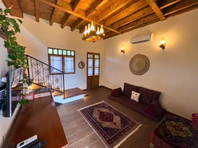 اقامتگاه سنتی استارسو - واحد عمارت درختان تل تلی