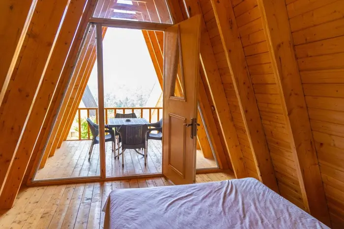 کلبه یک خوابه سوئیسی جنگلی فانوس 2