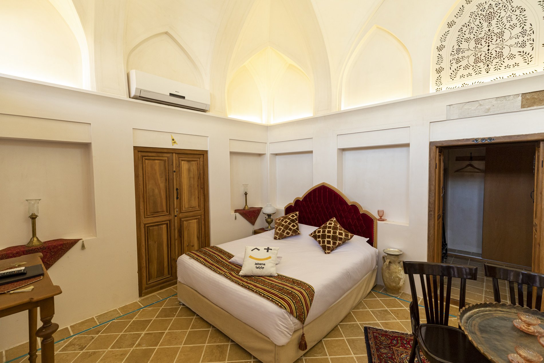 اقامتگاه سنتی سرای کاسیان - واحد 105 پنج دری اعیانی