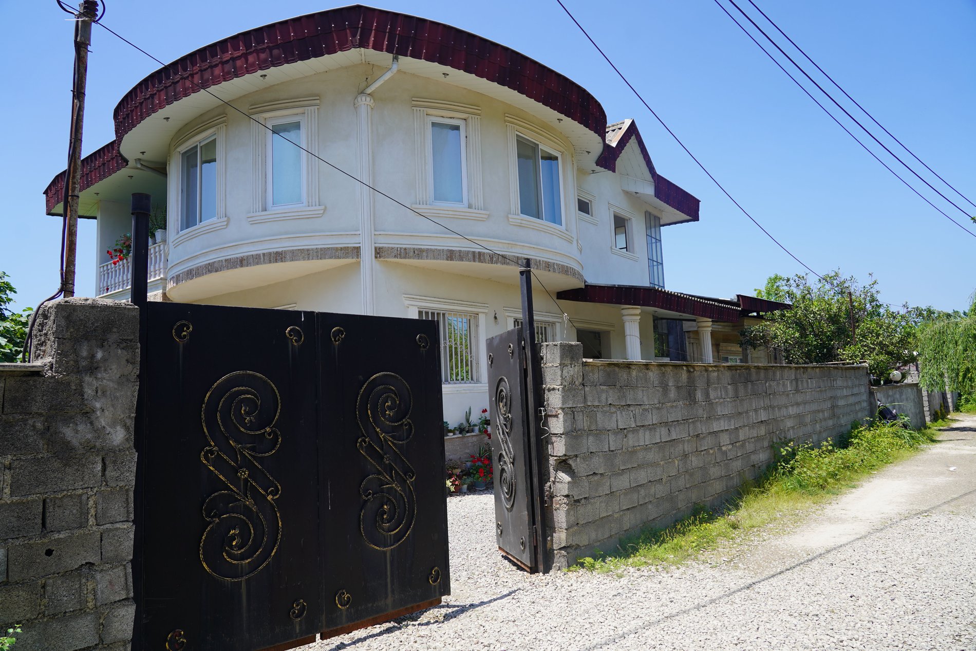 ویلا دوخوابه باران 2 -  نمای کوچه 