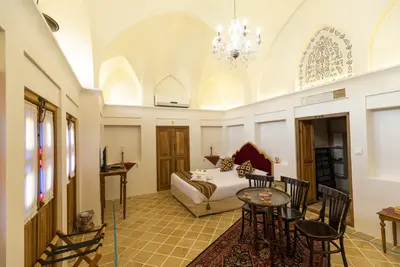 اقامتگاه سنتی سرای کاسیان - واحد 105 پنج دری اعیانی