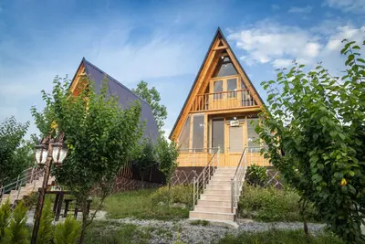 کلبه یک خوابه سوئیسی جنگلی فانوس 1