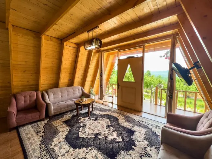 کلبه یک خوابه سوئیسی جنگلی فانوس 1