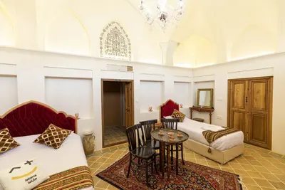 اقامتگاه سنتی سرای کاسیان - واحد 105 پنج دری اعیانی