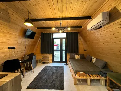 کلبه یک خوابه سوئیسی نارنجی