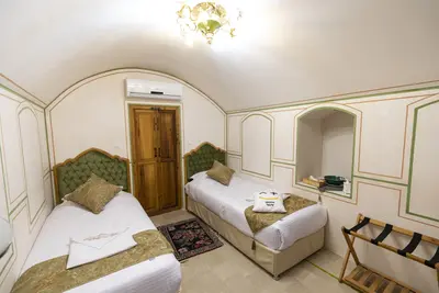 اقامتگاه سنتی سرای کاسیان - واحد 104 تویین کاشانه