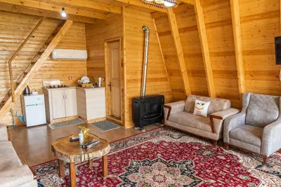 کلبه یک خوابه سوئیسی جنگلی فانوس 2