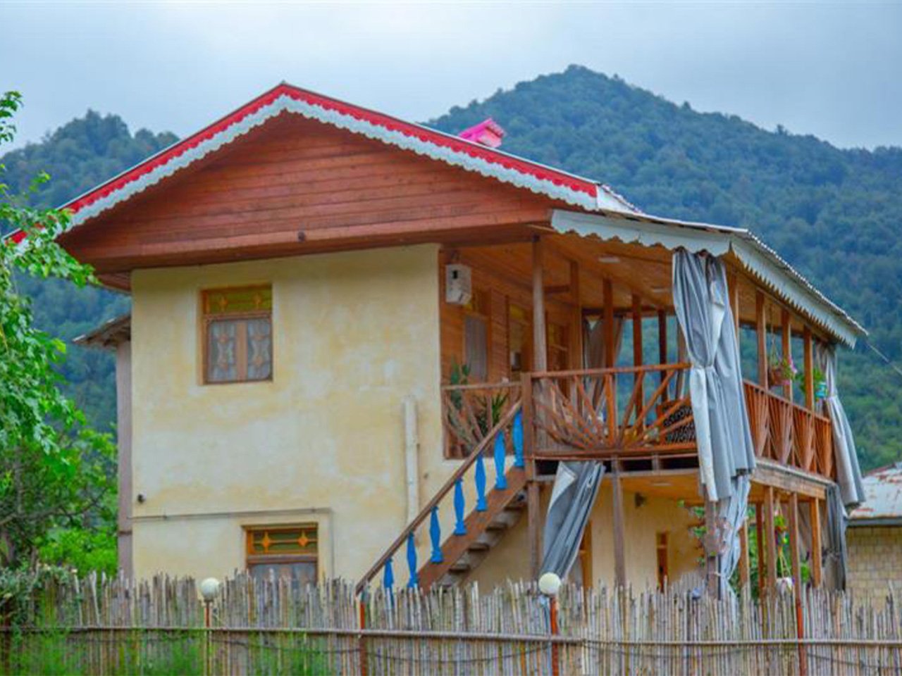 یک خوابه چوبی رهنما 1