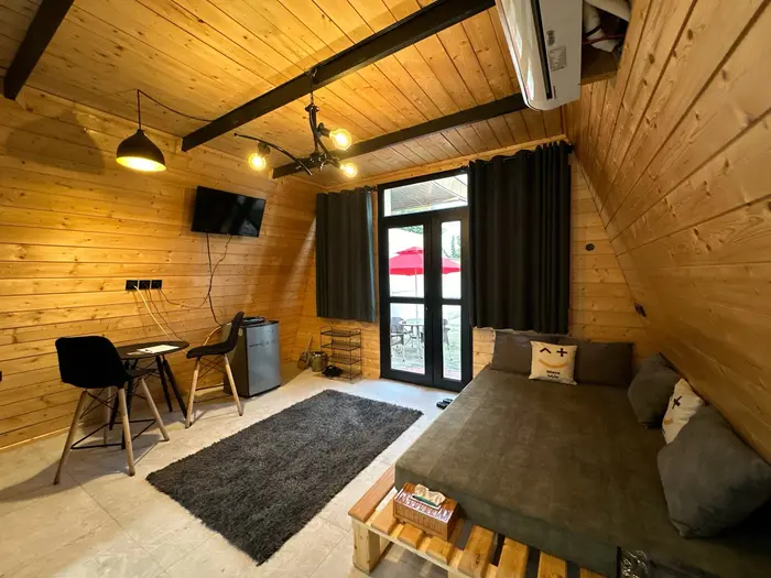 کلبه یک خوابه سوئیسی نارنجی