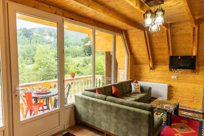 کلبه یک خوابه سوئیسی استخردار آبگرم لفور