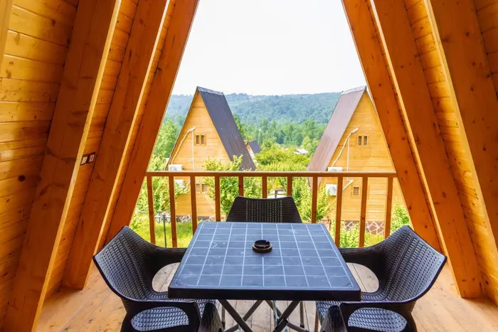 کلبه یک خوابه سوئیسی جنگلی فانوس 2