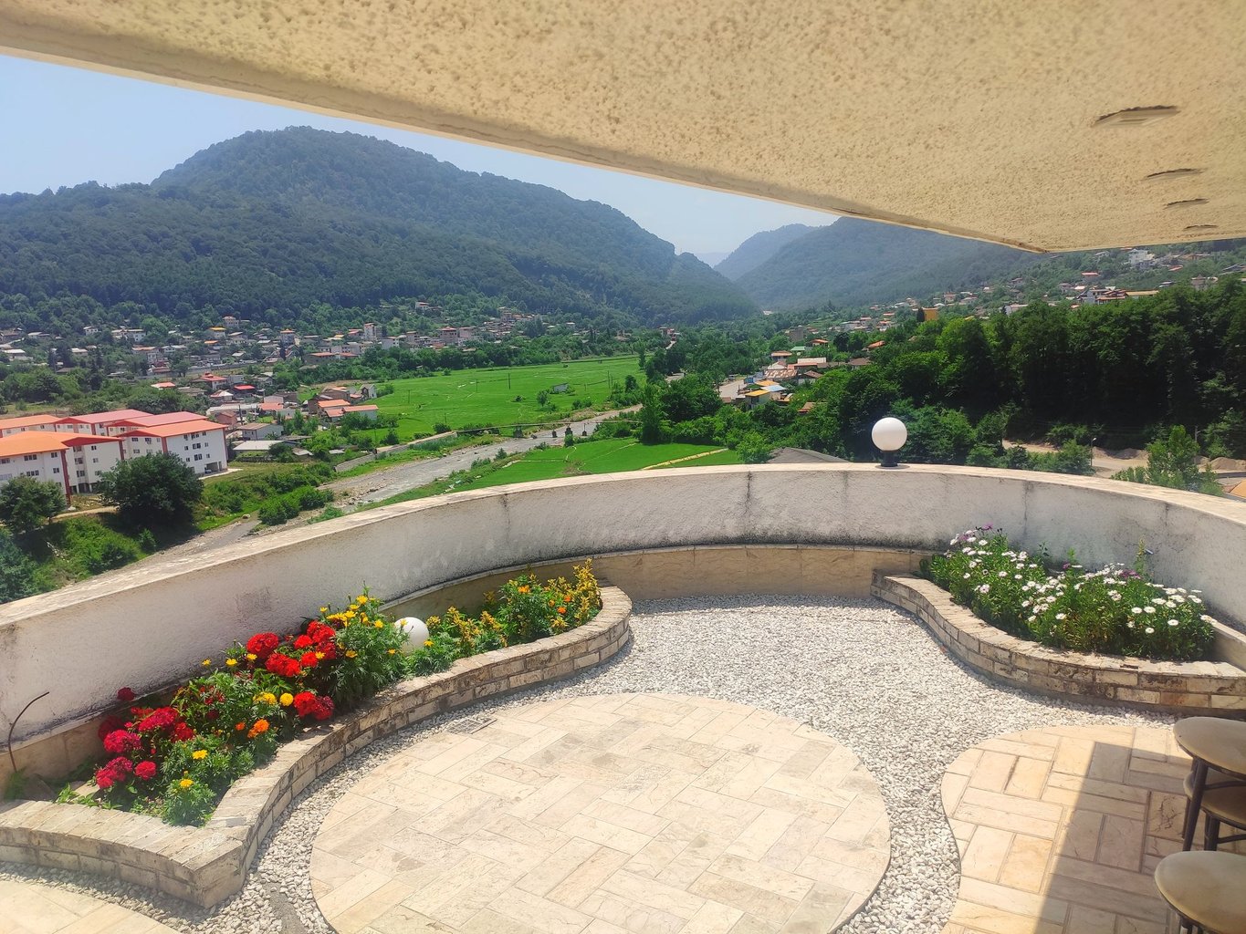 پنت هاوس در طبقه چهارم یک آپارتمان شیک