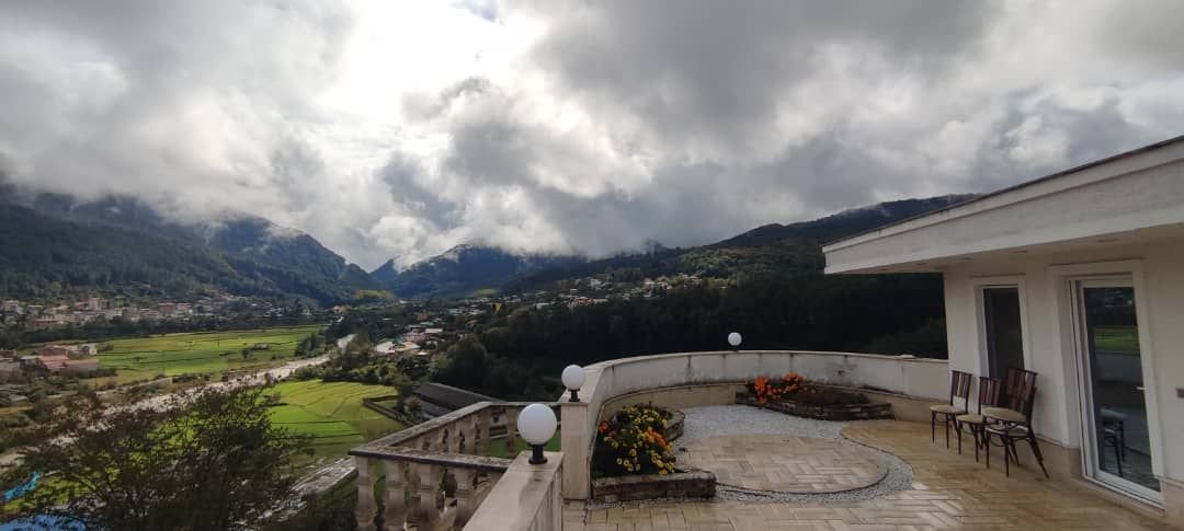 پنت هاوس در طبقه چهارم یک آپارتمان شیک