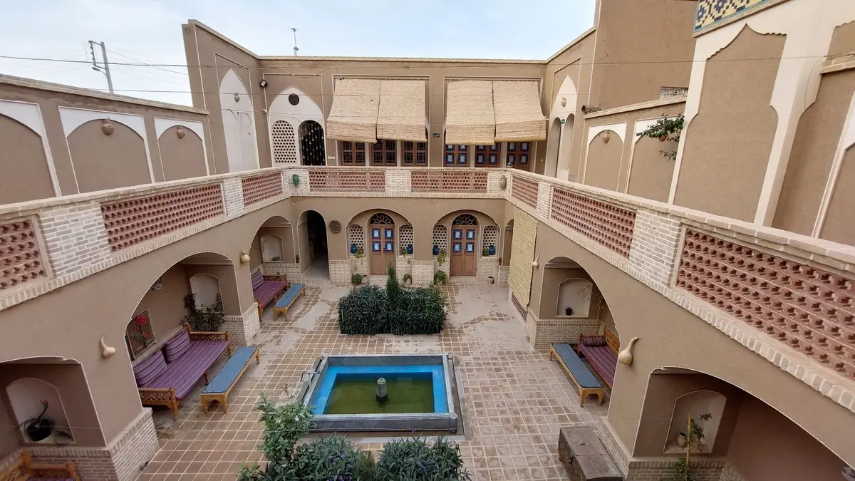 بوم گردی عمارت مهربانو - واحد دوتخته ایران دخت - فضای حیاط