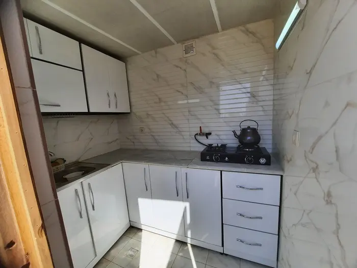 بوم گردی ماه و ماهی - واحد کاهگلی - آشپزخانه مشترک بالا