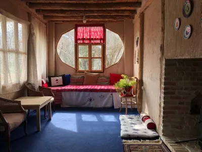 بومگردی آوش - کلبه کاج اتاق شید