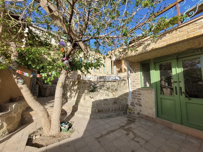 بوم گردی عمارت نقوسان - واحد عمارت پنج دری - عمارت نقوسان