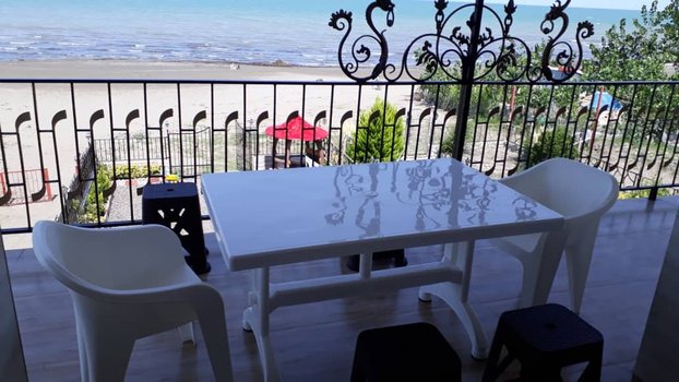 ویلا دوخوابه ساحلی توکلی 1 - میز و صندلی در تراس