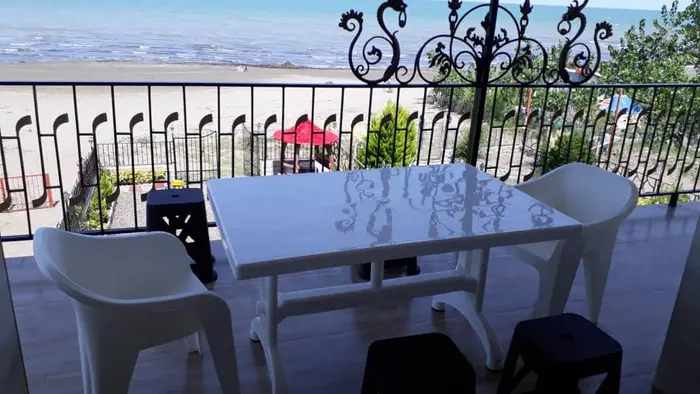 ویلا دوخوابه ساحلی توکلی 1 - میز و صندلی در تراس