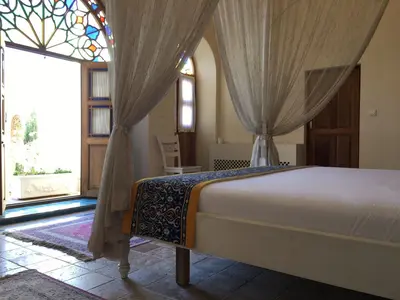 اقامتگاه سنتی آریانا - واحد دبل شاه نشین ۱۰۴